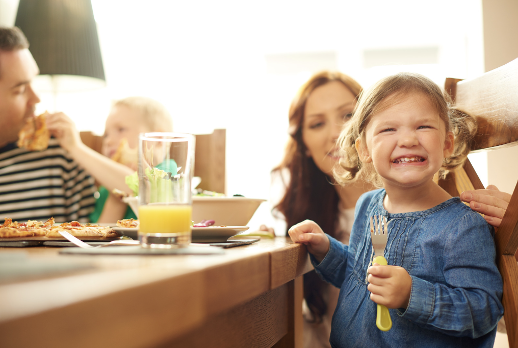kids eating dinner
